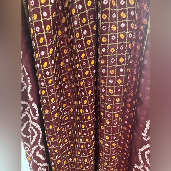 Burgundy red ❤️ & gold silk wrap/shawl beautiful Bandhani print gold Zari border - Picture 6 of 9